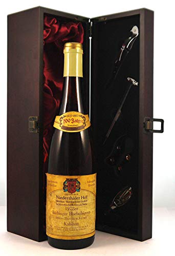 Bochinger Bischofskreuz 1978 Niederthaler Hof in einer mit Seide ausgestatetten Geschenkbox, da zu 4 Weinaccessoires, 1 x 750ml von Bochinger Bischofskreuz Niederthaler