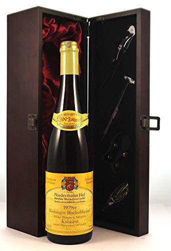 Bochinger Bischofskreuz 1979 Niederthaler Hof in einer mit Seide ausgestatetten Geschenkbox, da zu 4 Weinaccessoires, 1 x 750ml von Bochinger Bischofskreuz Niederthaler