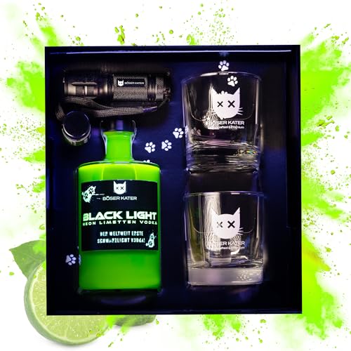 Böser Kater Blacklight Vodka Geschenkset | Weltweit erster Schwarzlicht Neon Vodka mit Leucht-Effekt | Set mit 2 Gläsern & UV-Taschenlampe | Fruchtiger Limettengeschmack | Geschenkidee | 0,5l 40% Vol. von Böser Kater