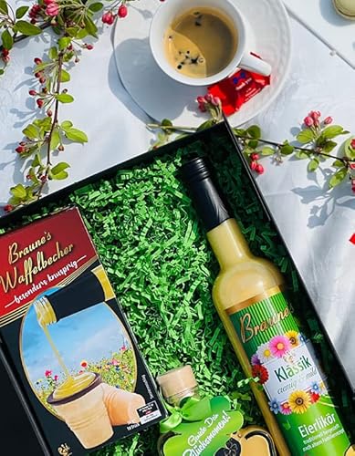 Braune’s Eierlikör Geschenkbox "Hallo Sommer" – 0,5 L Klassik mit "Frühling/Sommer" Etikett, 0,2 L Sonderflasche "Kleeblatt", 16 Waffelbecher – Hochwertige Box mit Kunstgras von Braune's