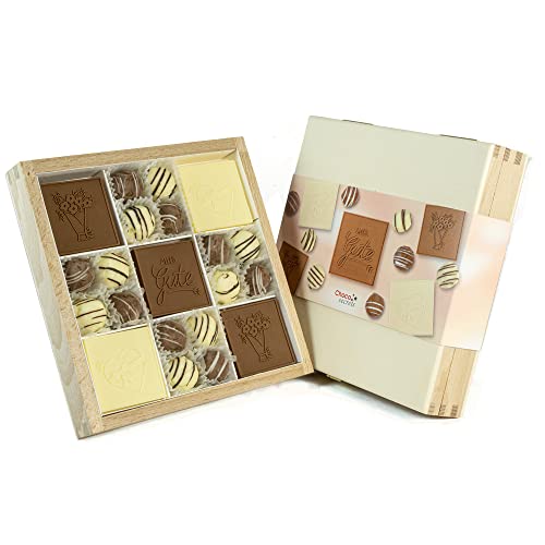 CHOCO SECRETS Pralinenbox "Alles Gute“ - Geschenkbox mit 16 handgeschöpften Pralinen, 15 geprägten Schoko-Täfelchen, Geschenkidee für Jubiläen, Abschlüsse, Hochzeit, Geburtstag - verpackt in Holzbox von CHOCO SECRETS