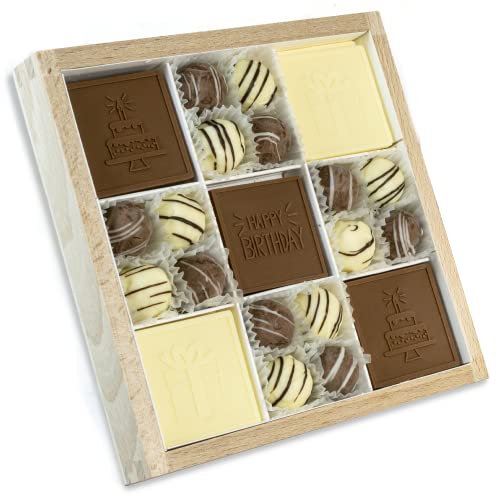 CHOCO SECRETS Happy Birthday Pralinenbox mit 16 Vanille und Macadamia Pralinen sowie 15 geprägten Schokoladentäfelchen mit Geburtstagsmotiven - Schokolade-Geschenk in edler Holzbox von CHOCO SECRETS