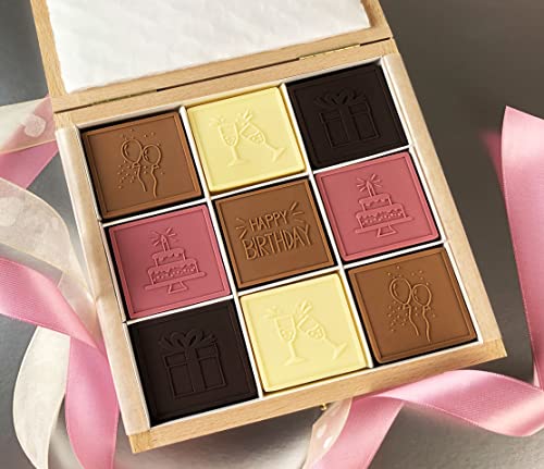 CHOCO SECRETS Pink Party - Schokolade-Box zum Geburtstag - Schokolade-Geschenk - Holzschachtel mit 27 belgischen Schokoladentäfelchen mit geprägten Geburtstagsmotiven - Happy Birthday Schokolade von CHOCO SECRETS