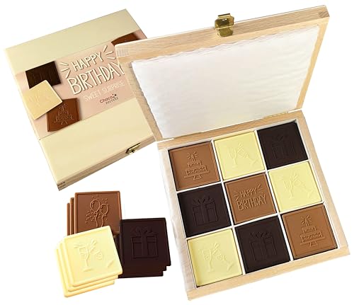 Choco Secrets - Sweet Surprise - Happy Birthday Schokolade - 27 kleine Schokoladentäfelchen mit Geburtstagsmotiven in Holzschachtel – Geschenkbox zum Geburtstag - Schokolade-Geschenk von CHOCO SECRETS