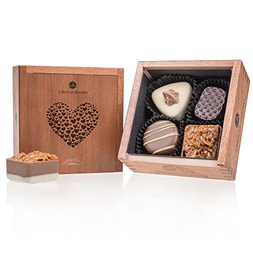 CHOCOLISSIMO - Liebes Geschenk - 4 edle Pralinen in Holzbox - Kleines Schokolade Geschenk mit Herzmotiv - mit Alkohol - für Frauen, Männer, Mama, Freundin, Partner - zum Geburtstag, Valentinstag von CHOCOLISSIMO