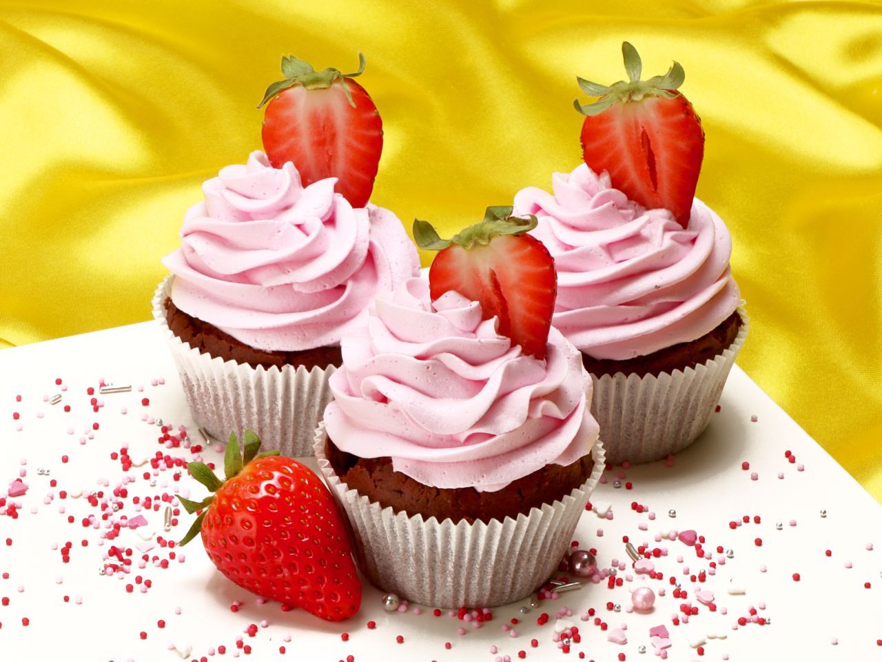 Fluffy Icing Cream Strawberry 900g von Cake-Masters