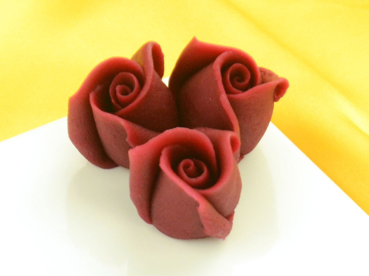 Marzipan-Rosen klein bordeaux 4 Stück von Cake-Masters