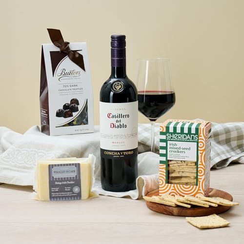 The Essentials Hamper von Carrolls Irish Gifts