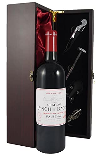 Chateau Lynch Bages 2005 Pauillac Grand Cru Classe in einer mit Seide ausgestatetten Geschenkbox, da zu 4 Weinaccessoires, 1 x 750ml von Chateau Lynch Bages