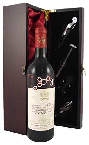 Chateau Mouton-Rothschild 1967 1er Cru Grand Classe Paulliac Rotwein in einer mit Seide ausgestatetten Geschenkbox. Da zu vier Wein Zubehör, Korkenzieher,Giesser,Kapselabschneider,Weinthermometer von Chateau Mouton-Rothschild