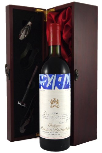 Chateau Mouton Rothschild 1976 1er Grand Cru Classe Pauillac in einer mit Seide ausgestatetten Geschenkbox, da zu 4 Weinaccessoires, 1 x 750ml von Chateau Mouton Rothschild