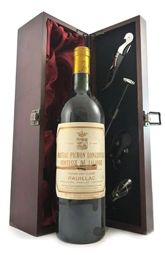 Chateau Pichon Longueville, Lalande 1982 2eme Grand Cru Classe Pauillac (Red wine) Base of Neck in einer mit Seide ausgestatetten Geschenkbox, da zu 4 Weinaccessoires, 1 x 750ml von Chateau Pichon Longueville,