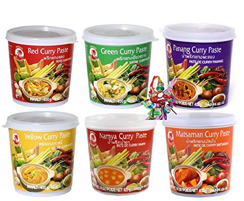 COCK 6 verschiedene Curry Paste je 1x400g [Rote, Gelbe, Grüne, Panang, Matsaman, Namya] + ein kleines Glückspüppchen - Holzpüppchen von Cock
