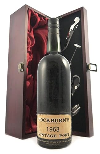 Cockburn Vintage Port 1963 in einer mit Seide ausgestatetten Geschenkbox, da zu 4 Weinaccessoires, 1 x 700ml von Cockburns