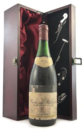 Cotes du Rhone 1976 (Red wine) in einer mit Seide ausgestatetten Geschenkbox, da zu 4 Weinaccessoires, 1 x 750ml von Cotes du Rhone