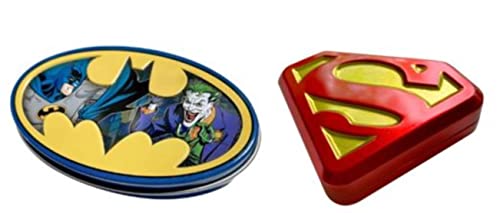 DC Comic Süßigkeitendosen – zwei (2) Sammeldosen Batman Nemesis und Superman S-Shield gefüllt mit blauen Himbeere & Sauerkirschgeschmack-Süßigkeiten – Batman & Superman-Logo von Ata-Boy