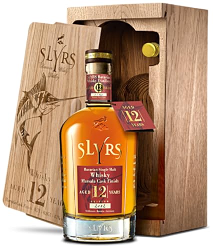 SLYRS Single Malt Whisky Aged 12 Years Marsala Cask Finish 43% vol. 0,7 l + 0,05 l im Eichenblock von Drexler