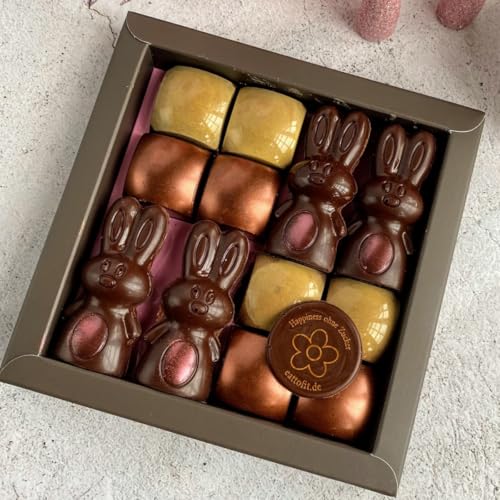 Eat to Fit Schokohasen - unsere Osterbox ohne Zuckerzusatz mit 12 köstlichen Pralinen, 4 in Hasenform mit Schokokaramell. 8 Pralinen mit Haselnuss-Nougat und Vanille Karamell von Eat to Fit Zuckerfrei