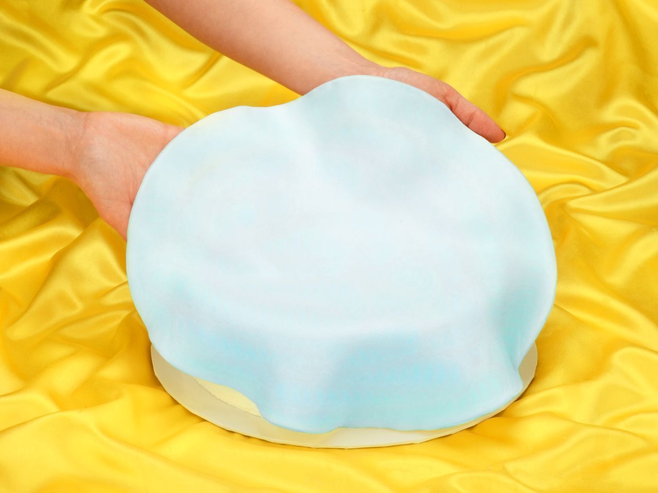 Ausgerollte Rollfondant-Decke hellblau Durchmesser 36cm 430g von FunCakes