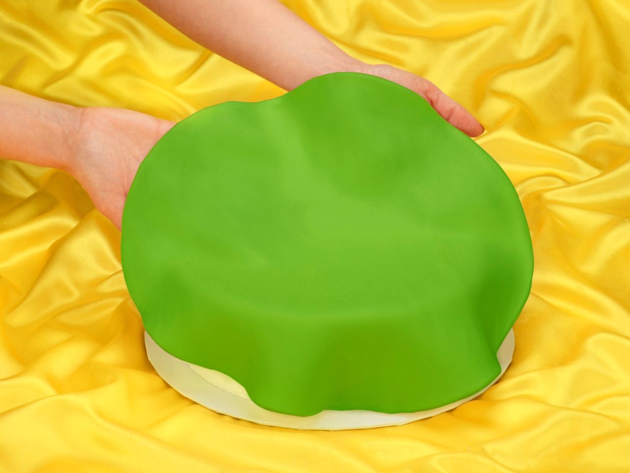 Ausgerollte Rollfondant-Decke Frühlingsgrün Durchmesser 36cm 430g von FunCakes