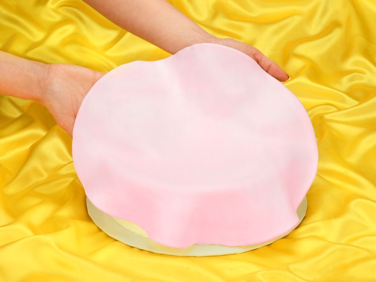 Ausgerollte Rollfondant-Decke Rosa Durchmesser 36cm 430g von FunCakes