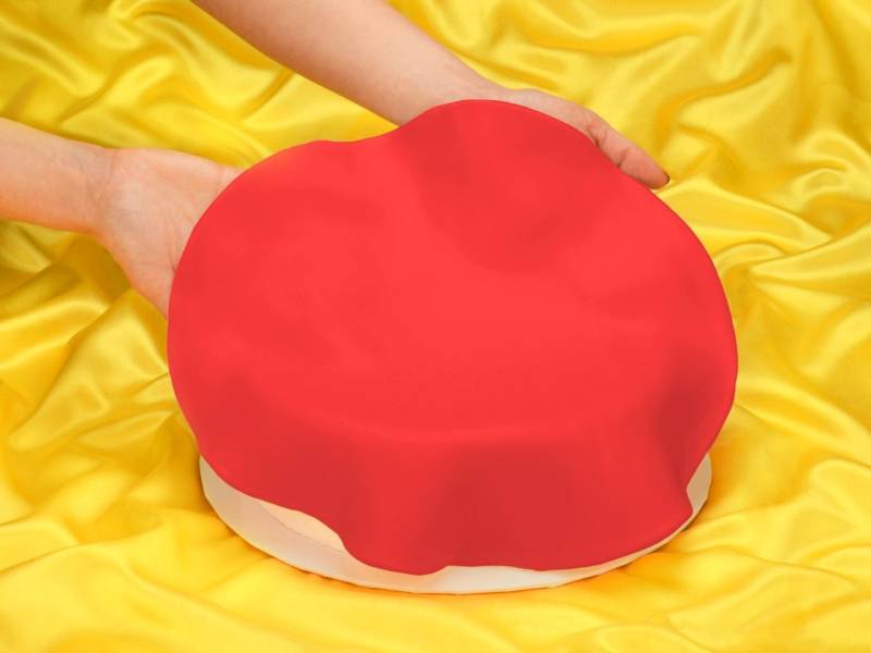 Ausgerollte Rollfondant-Decke Rot Durchmesser 36cm 430g von FunCakes