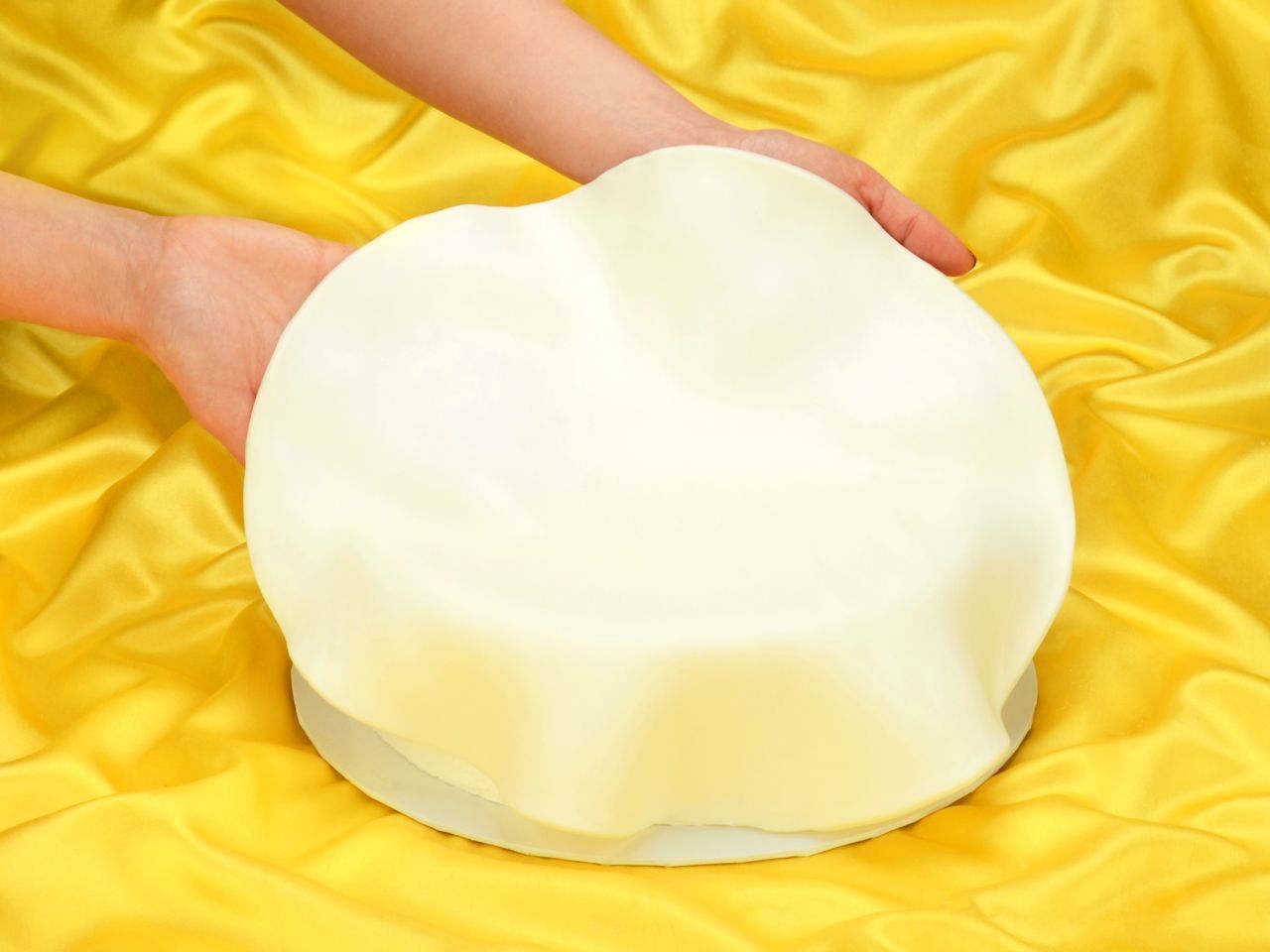 Ausgerollte Rollfondant-Decke Weiß Durchmesser 36cm 430g von FunCakes