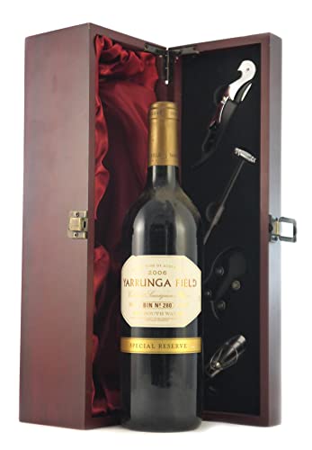 Yarrunga Field Old Vines Bin 280 Special Reserve Cabernet Sauvignon - Shiraz 2006 (Red wine) in einer mit Seide ausgestatetten Geschenkbox, da zu 4 Weinaccessoires, 1 x 750ml von Generic