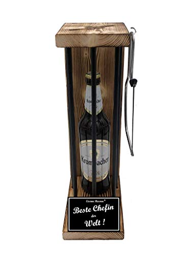 Geschenkideen Weihnachten lustig für Chefin Geschenkidee Krombacher Pils Eiserne Reserve Black Edition incl. Notsäge Text s/w Beste Chefin der Welt Bier (1 x 0.5 l) von Genial-Anders