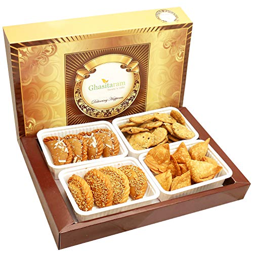 Ghasitaram Gifts Holi Sweets, Holi Gifts, Holi Hamper Big Box of Dry Sweet Gujiyas, Til/Sesame Gujiya, Farsan Samosas and Methi Mathi Hamper von Ghasitaram Gifts