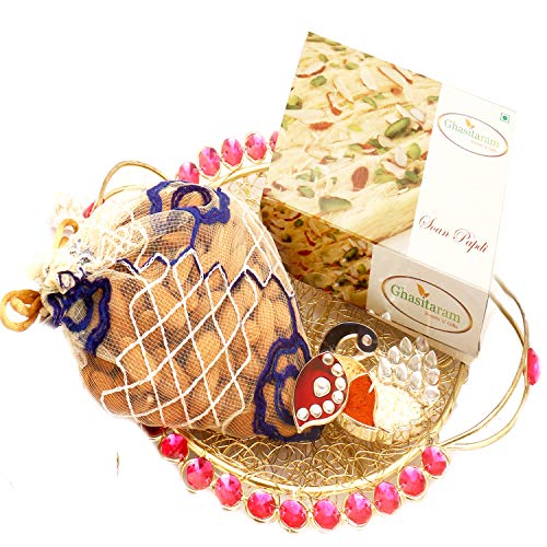 Ghasitaram Gifts Indian Sweets - Hamper Golden Mesh Tray with Soan Papdi, Almonds Pouch and Peacock Tika Chawal Container von Ghasitaram Gifts