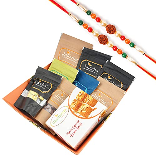 Ghasitaram Gifts Rakhi Gifts for Brothers Rakhi Big Basket of Best 9 Almonds, Raisins,Banarsi Paan, MEWA Bites,Crunchy Cashews,Choco Almonds,Chakli, Mango Bites and Besan Barfi with 2 Rudraksh rakhis von Ghasitaram Gifts