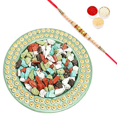 Ghasitaram Gifts Rakhi Gifts for Brothers Rakhi Chocolate Green Metal Stone Chocolate Thali with Pearl Rakhi von Ghasitaram Gifts