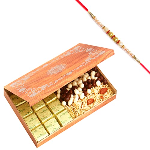 Ghasitaram Gifts Rakhi Gifts for Brothers Rakhi Chocolate Wooden 12 Pcs Chocolate, Nutties and Namkeen Box with Pearl Rakhi von Ghasitaram Gifts