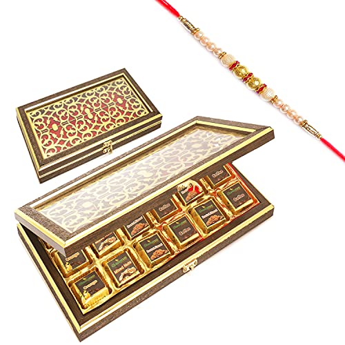 Ghasitaram Gifts Rakhi Gifts for Brothers Rakhi Chocolate Wooden Lazer 18 pcs Assorted Chocolates Box with Pearl Rakhi von Ghasitaram Gifts