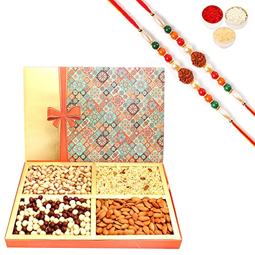 Ghasitaram Gifts Rakhi Gifts for Brothers Rakhi Dryfruit Hampers - Printed Bow Hamper Box with Almonds, Pistachios, Namkeen and Nutties 800 GMS with 2 Rudraksh rakhis von Ghasitaram Gifts