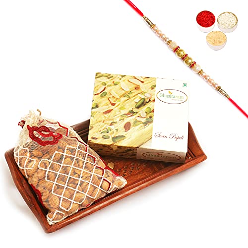 Ghasitaram Gifts Rakhi Gifts for Brothers Small Wooden Serving Tray with Soan Papdi and Almonds with Pearl Rakhi von Ghasitaram Gifts