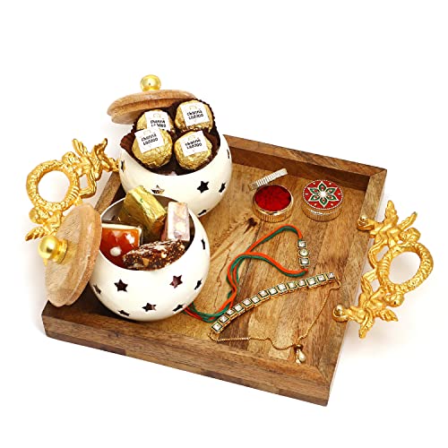 Ghasitaram Gifts Rakhi Gifts for Brothers Square Wooden Thali with 2 Jars of Channa Laddoo and Assorted Bites, Roli Chawal conatiners and Bhaiya Bhabhi Rakhis von Ghasitaram Gifts