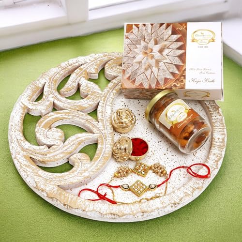 Ghasitaram Gifts Rakhi Gifts for Brothers White Wooden Thali with Mix Dryfruits, Kaju Katlis and Bhaiya Bhabhi Rakhis von Ghasitaram Gifts