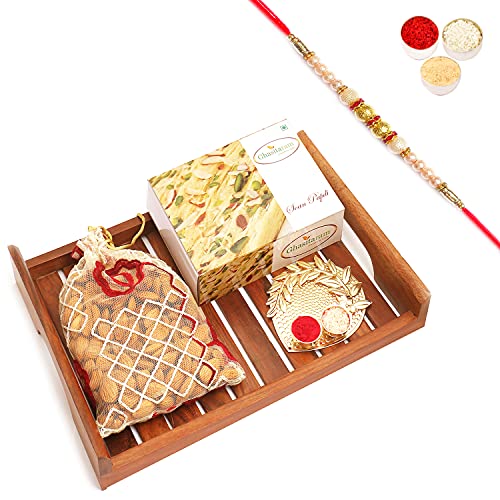 Ghasitaram Gifts Rakhi Gifts for Brothers Wooden Serving Tray with Soan Papdi, Almonds and Pooja Thali with Pearl Rakhi von Ghasitaram Gifts