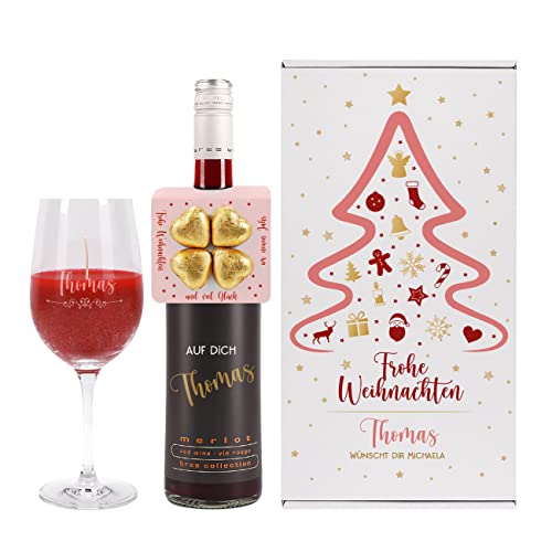 Herz & Heim® Bree Wein Merlot 0,75l Weihnachtsset mit Duftkerze im Glas und Lindt Flaschenanhänger, personalisiert von Herz & Heim