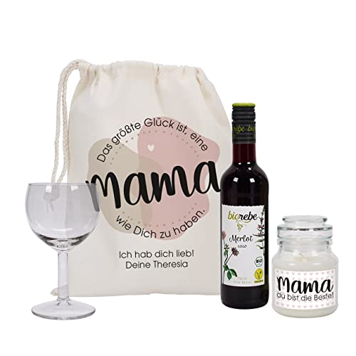 Herz & Heim® Geschenkset -Das größte Glück ist eine Mama wie Dich zu haben- mit 0.25l Biorebe Wein, Glas, Duftkerze und Geschenksack Merlot von Herz & Heim