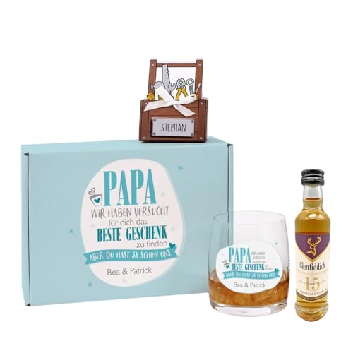 Herz & Heim® Personalisiertes Geschenkset für Papa - Glenfiddich Whisky, Whiskyglas, Schokokugeln & passende Geschenkverpackung - Lustiger Spruch "Du hast ja schon uns" - Geschenkidee für Vatertag von Herz & Heim