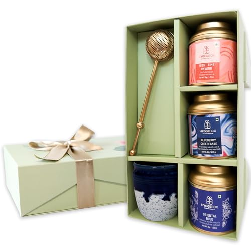 Hyggebox tea gift box with 3 tins, one tea strainer and a cup. The perfect gourmet tea gift set for any occasion. von Hyggebox Scandinavia