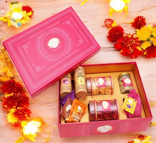 Ghasitaram Gifts Jaiccha Holi- Sweets/Holi Hampers/Thandai Big Pink Hamper Box of Namkeens, Sweets/ Bites, Dryfruits, Thandai and Organic Gulal von Jaiccha