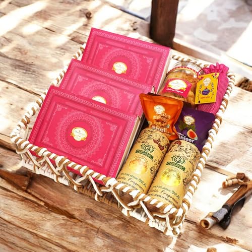 Ghasitaram Gifts Jaiccha Holi- Sweets/Holi Hampers/Thandai Brown Cane Basket of Gujiyas, Sweets/ Bites, Namkeen, Thandai and Organic Gulal von Jaiccha