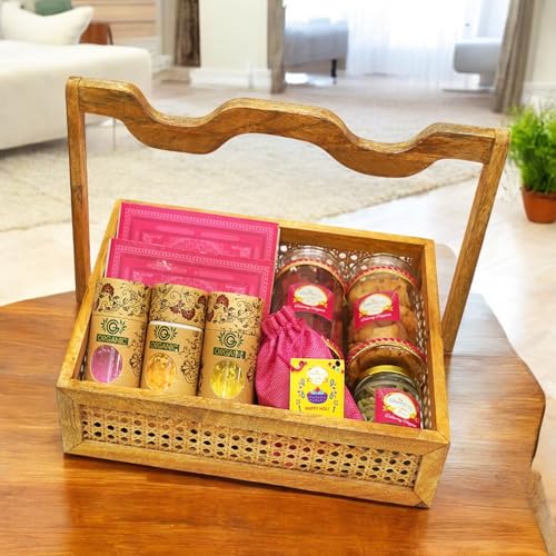 Ghasitaram Gifts Jaiccha Holi- Sweets/Holi Hampers/Thandai Wooden Rattan Basket of Gujiyas, Sweets/ Bites, Namkeen, Dryfruits, Thandai and Organic Gulal von Jaiccha