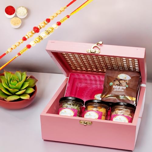 Ghasitaram Gifts Jaiccha Rakhi Gifts for Brothers Pink Cane Rattan box with Milk Cake, Flavour Raisins, Crunchy Cashew, Pista and Mewa Bites with 2 rakhis von Jaiccha