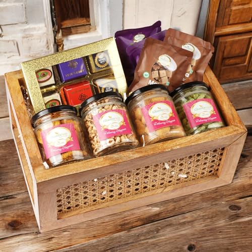 Ghasitaram Gifts Jaiccha Rectangle Rattan Basket of Best Bites,Mewa bites,Anjeeer Bites,Dryfruits and 2 jars Namkeens|Gift for Diwali,Holi,Valentine,Birthday,Anniversary,Mothers Day,Fathers Day| von Jaiccha