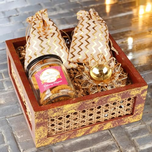 Ghasitaram Gifts Jaiccha Wooden Rattan Basket with dryfruit jars, Namkeen and Diya|Gift for Diwali,Holi,Valentine,Birthday,Anniversary,Gift for Her,Him,Mothers Day,Fathers Day| von Jaiccha